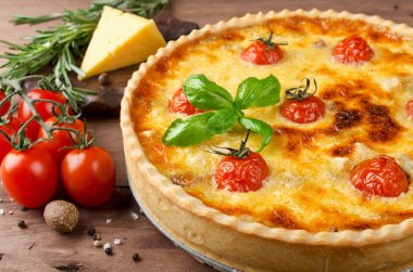 Taze ev yapımı pasta quiche Lorraine ahşap bir masa üzerinde pişmiş