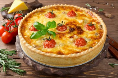 Taze ev yapımı pasta quiche Lorraine ahşap bir masa üzerinde pişmiş
