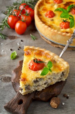 Taze ev yapımı pasta quiche Lorraine ahşap bir masa üzerinde pişmiş