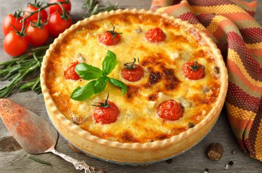 Taze ev yapımı pasta quiche Lorraine ahşap bir masa üzerinde pişmiş
