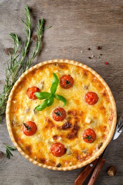 Taze ev yapımı pasta quiche Lorraine ahşap bir masa üzerinde pişmiş