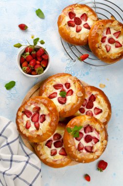 Homemade buns stuffed with cottage cheese and strawberries