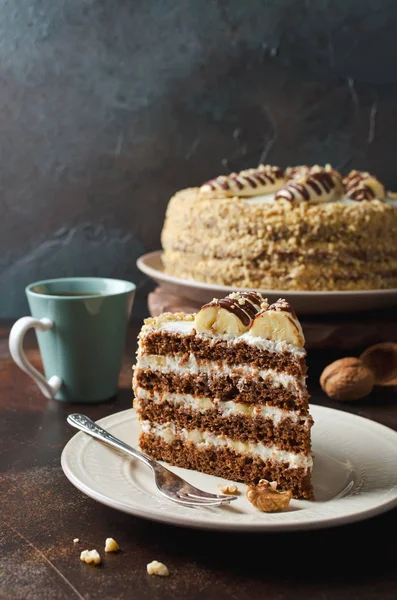 Bolo de chocolate com bananas decoradas com cobertura de chocolate e — Fotografia de Stock