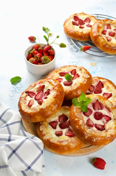 Homemade buns stuffed with cottage cheese and strawberries — Stock Photo, Image