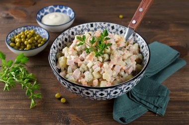 Geleneksel Rus salatası Olivier sebzeli ve sosisli