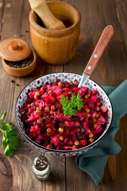 Geleneksel Rus ve Ukraynalı sebze salatası salata sosu