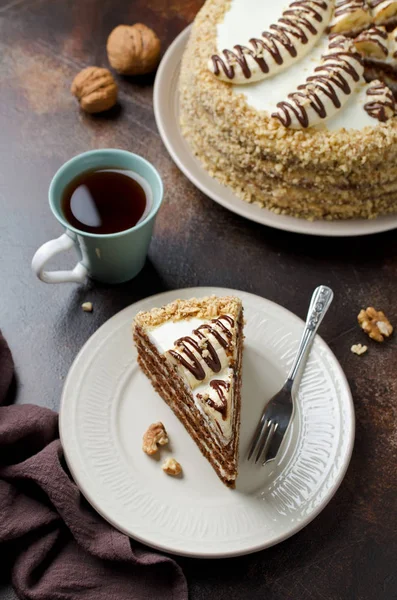 Bolo de chocolate com bananas decoradas com cobertura de chocolate e — Fotografia de Stock