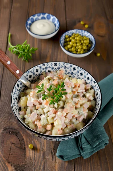 Ensalada tradicional rusa Olivier con verduras y salchichas —  Fotos de Stock