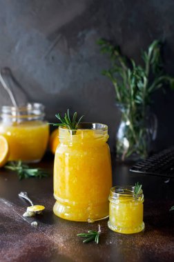 Taze limon ve şekerli ev yapımı limon reçeli.