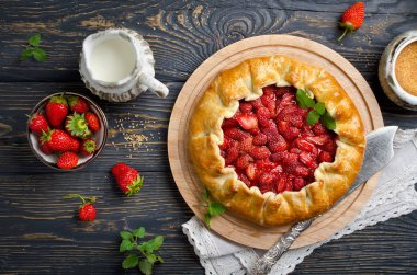 Fırında galet ya da masada çilekli turta..