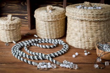 Lariat. Çok güzel boncuklardan örülmüş transformatör kayışı.