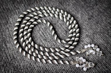 Lariat. Çok güzel boncuklardan örülmüş transformatör kayışı.