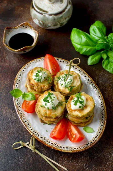 Жареные Цуккини Соусом Укропом Петрушкой Чесноком Закуска Вкусных Цуккини — стоковое фото