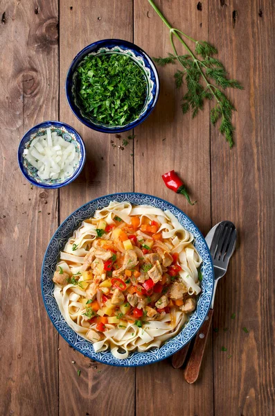 Uzbek lagman soup with noodles, meat and vegetables. Traditional Uzbek cuisine. — Stock Image Uzbek Lagman Soup Noodles Meat Vegetables Traditional Uzbek Cuisine Stock Picture