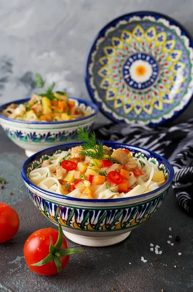 Uzbek lagman soup with noodles, meat and vegetables. Traditional Uzbek cuisine. — Stock Image Uzbek Lagman Soup Noodles Meat Vegetables Traditional Uzbek Cuisine Stock Image