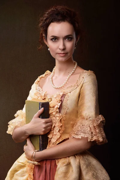 Lady σε ιστορικά φόρεμα με ένα βιβλίο — Φωτογραφία Αρχείου