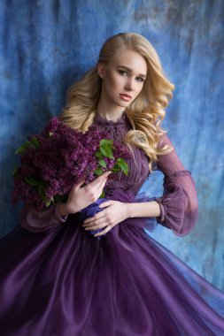  Çiçekli bir kızın portresi