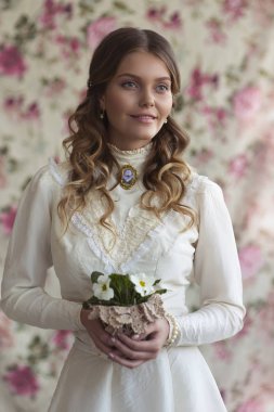  Vintage beyaz elbiseli genç bayan