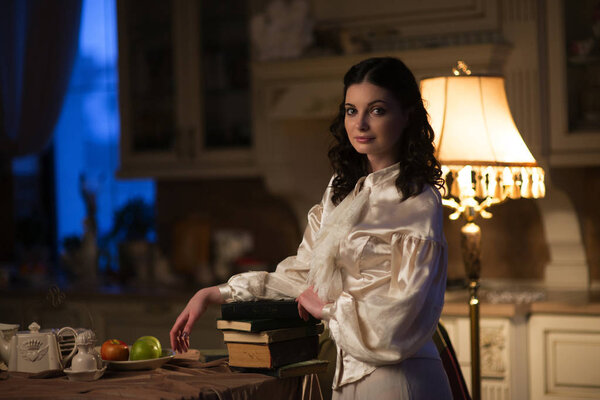  Ретро-портрет девушки с книгами
