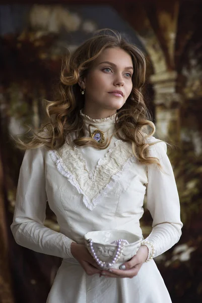 Jonge dame in witte vintage jurk Stockfoto
