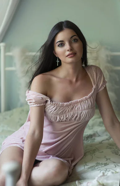 Junge Dame in einem zarten rosa Kleid — Stockfoto