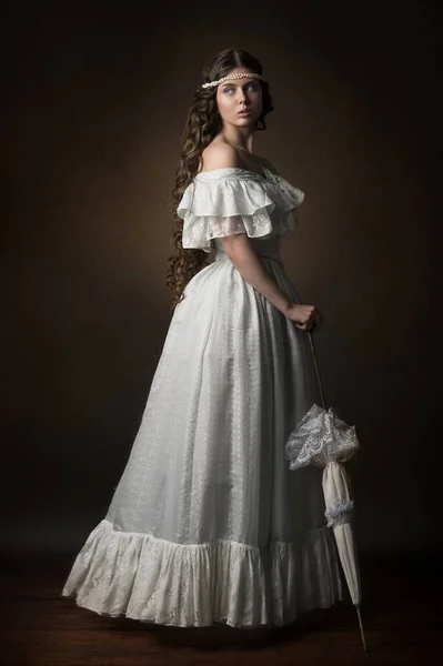 Fiatal hölgy egy középkori fehér ruhát — Stock Fotó