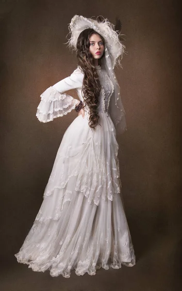 Jeune femme en robe blanche médiévale — Photo