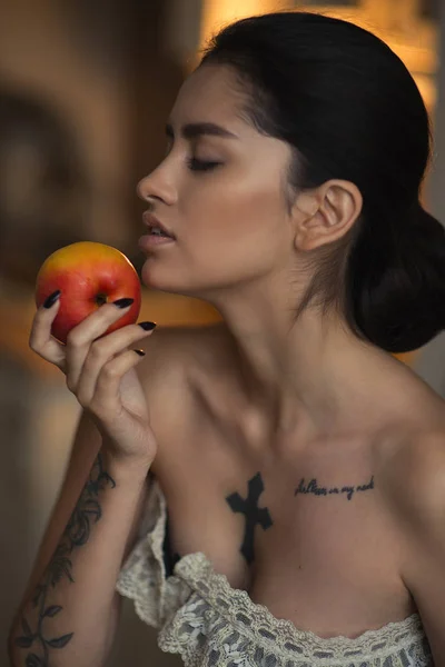 Retrato de uma menina com uma maçã — Fotografia de Stock
