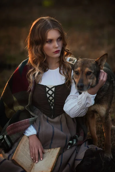 Jeune femme en robe médiévale avec livre — Photo