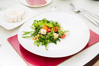 rucola ve çam fıstığı salatası