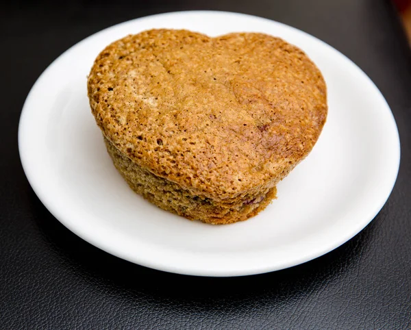 Muffins maison en forme de coeur sur plaque blanche — Photo