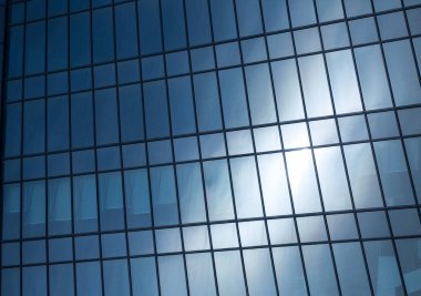 Arka plan doku ile modern ofis binası Windows'da yansıyan