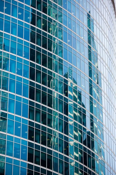 Fensterspiegelungen an der Glasfassade eines Bürogebäudes — Stockfoto