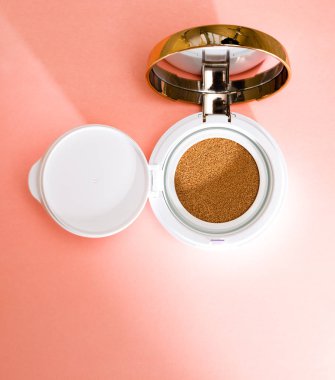 Beyaz arkaplanda sünger ve puf olan temel yastık.