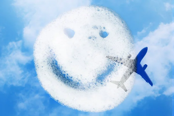 Sorriso di schiuma di sapone su sfondo blu — Foto Stock