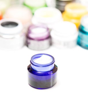 beyaz zemin üzerinde yüz kremi kavanoz