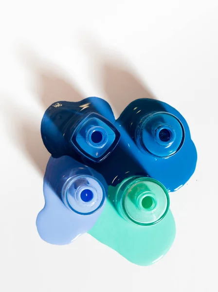 Esmalte de uñas de 4 colores sobre fondo blanco — Foto de Stock