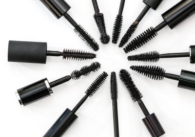 beyaz zemin üzerinde bir maskara fırça koleksiyonu. her biri ayrı ayrı vurulur