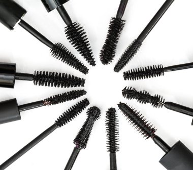 beyaz zemin üzerinde bir maskara fırça koleksiyonu. her biri ayrı ayrı vurulur