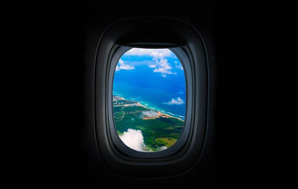 Costline, sea and sky from the planes window — Stock Photo, Image