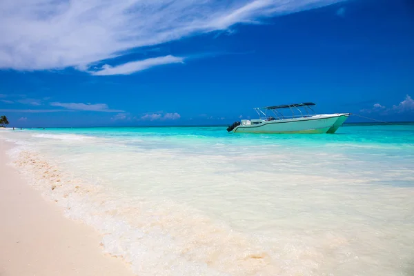 Boat on tropical beach with blue water background — Stock Photo, Image