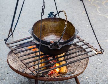 Eski üçayağa dökme demir pişirme