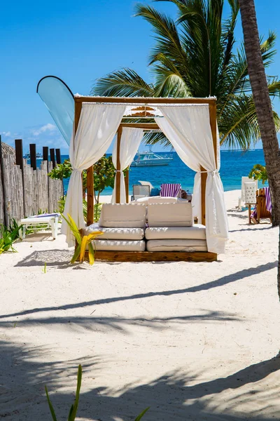 Relájese en una playa VIP de lujo con un bonito pabellón en un día de cielo azul soleado — Foto de Stock