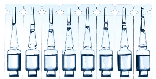 Folyadékkal elszigetelt fehér injekció ampullában — Stock Fotó