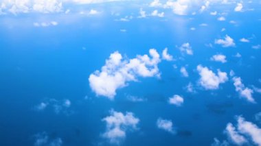 Uçan uçak Atlas Okyanusu ve toprak metalleri atmosfer gösterilen bulutlar üzerinde