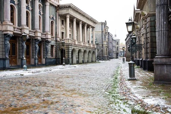 19. yüzyıl mimarisi. Heykeller Saint-Petersburg, Rusya'nın evi dekore