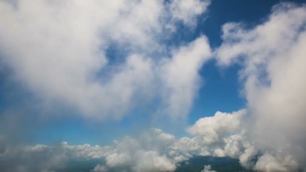 Weergave van de aarde en de wolken vanuit het raam van het vliegtuig. — Stockvideo