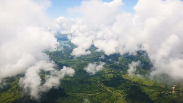 Вид на землю и облака из окна самолета . — стоковое видео