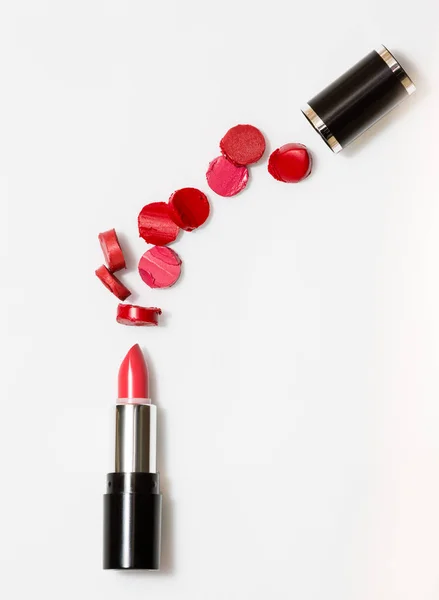 Rote Scheiben zwischen Lippenstift und Mütze — Stockfoto