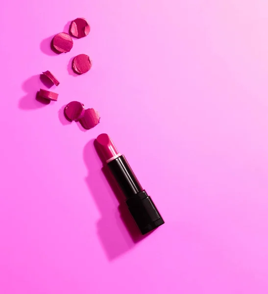 Rote Scheiben in der Nähe von Lippenstift und Mütze — Stockfoto